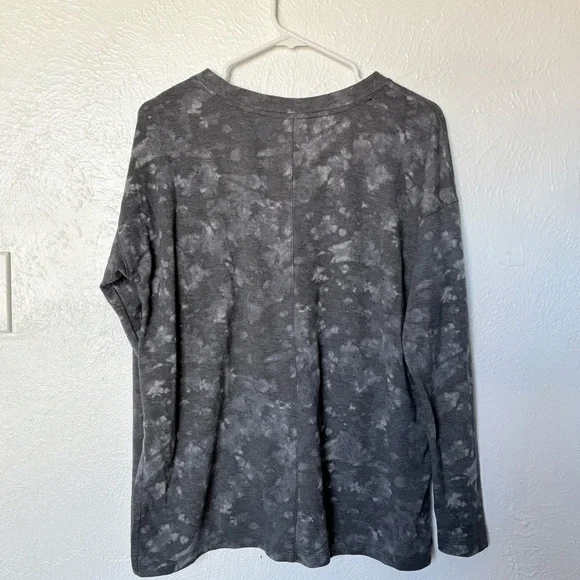 Old Navy Active Charcoal Tie-Dye Long Sleeve Shirt relaxed fit size medium - Picture 2 of 7